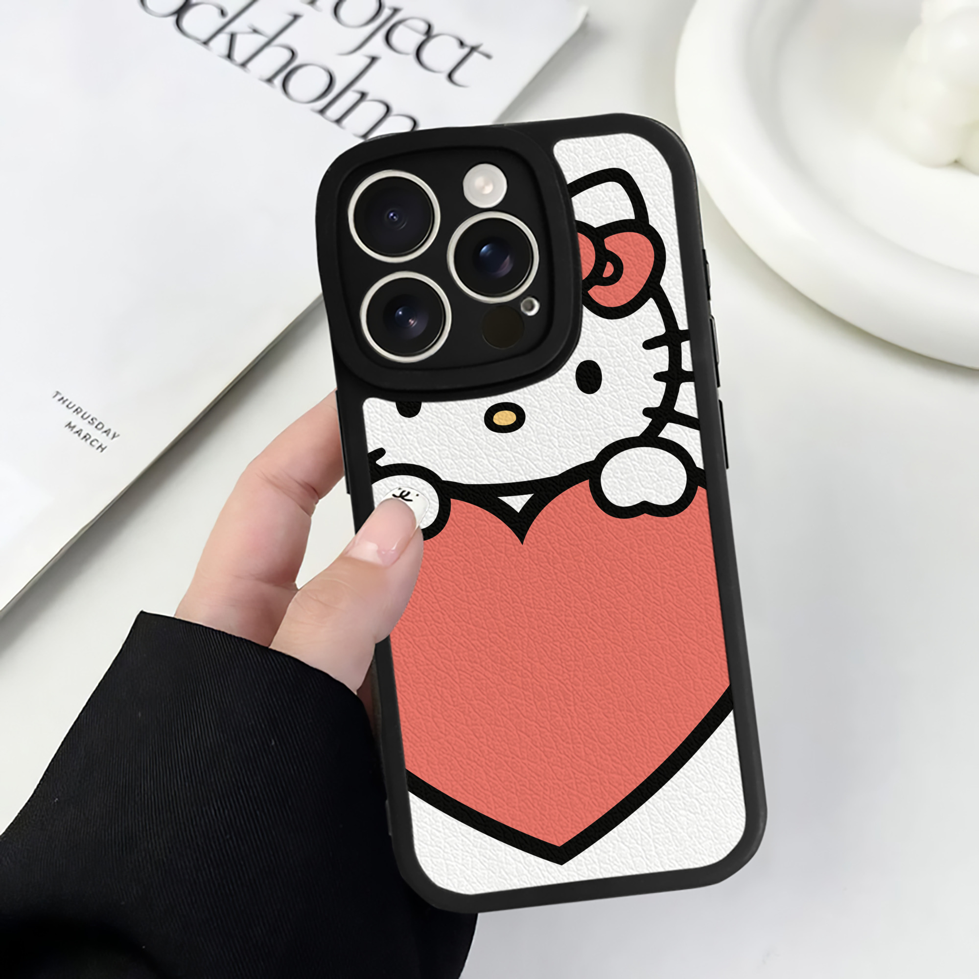 （画像用） Hello Kitty ハローキティ 【iPhone 16シリーズ対応】シリコンスマホケース（レザー調） 材質：シリコン